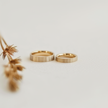 Load image into Gallery viewer, Minimalist Wedding Band, Simple Gold Band
