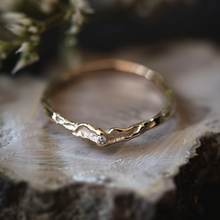 Load image into Gallery viewer, Angel&#39;s Wing Simple Wedding Band
