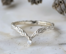 Load image into Gallery viewer, Angel&#39;s Wing Diamond Queen&#39;s Leafy Band
