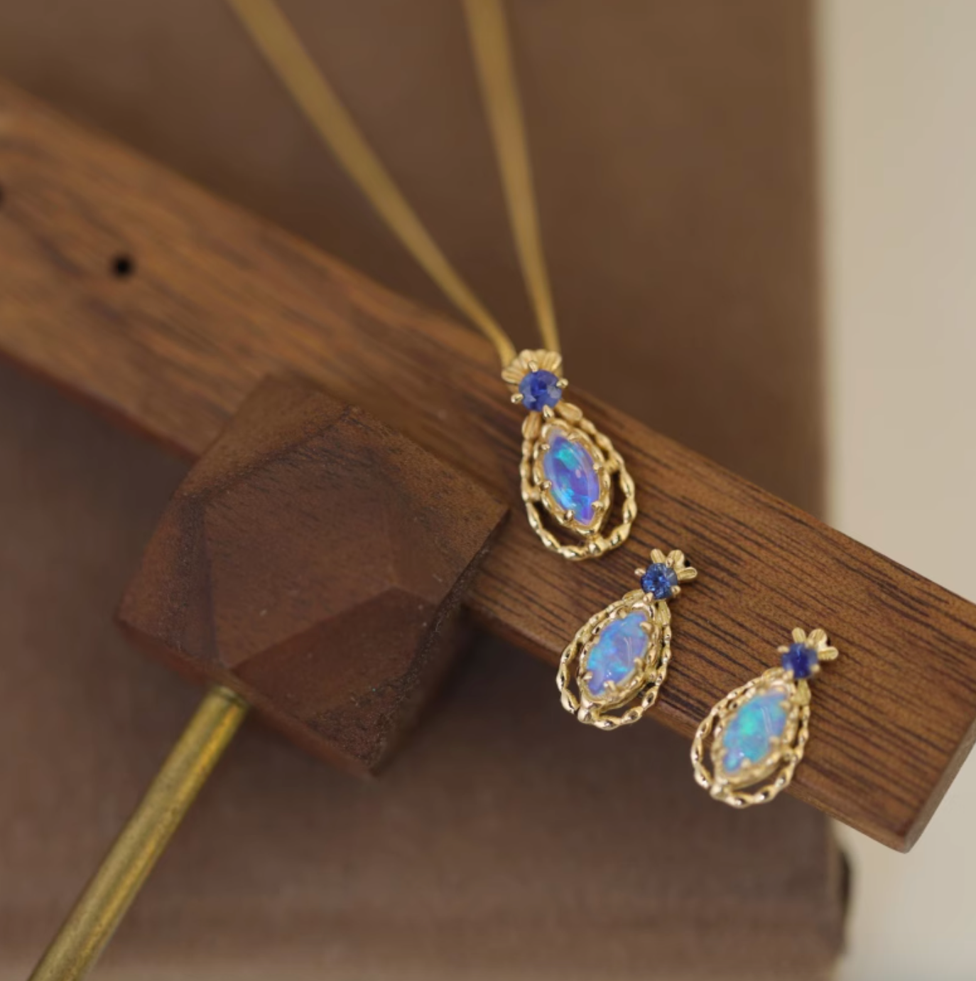 18k Gold Australian Opal Necklace