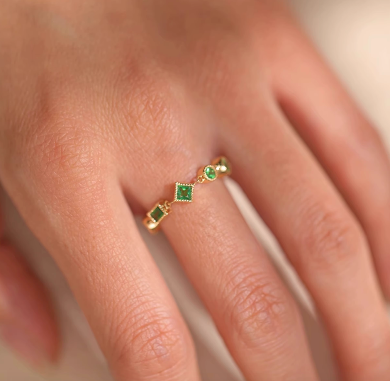 TetraVerde 18k Tsavorite Chain Ring, Green Tsavorite engagement ring, Adjustable chain ring