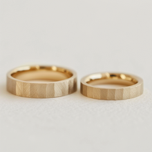 Load image into Gallery viewer, Minimalist Wedding Band, Simple Gold Band
