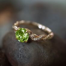 Load image into Gallery viewer, Gold ring with a green gemstone 

