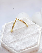 Load image into Gallery viewer, JadedDesignNYC Bare curved v-shape Gold Wedding Stacking Ring
